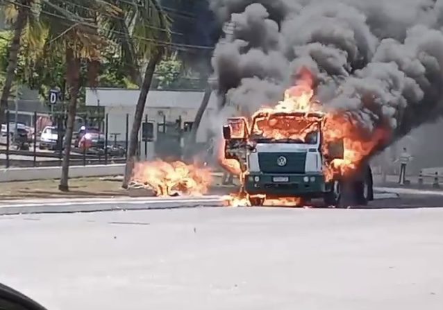 Urgente: carreta pega fogo no Distrito Industrial; veja os vídeos