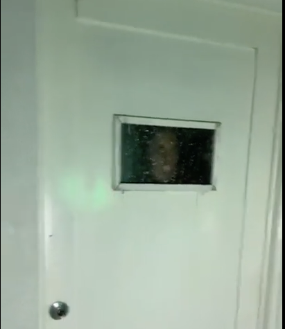 Mulher levanta do necrotério e assusta legistas no IML; veja vídeo