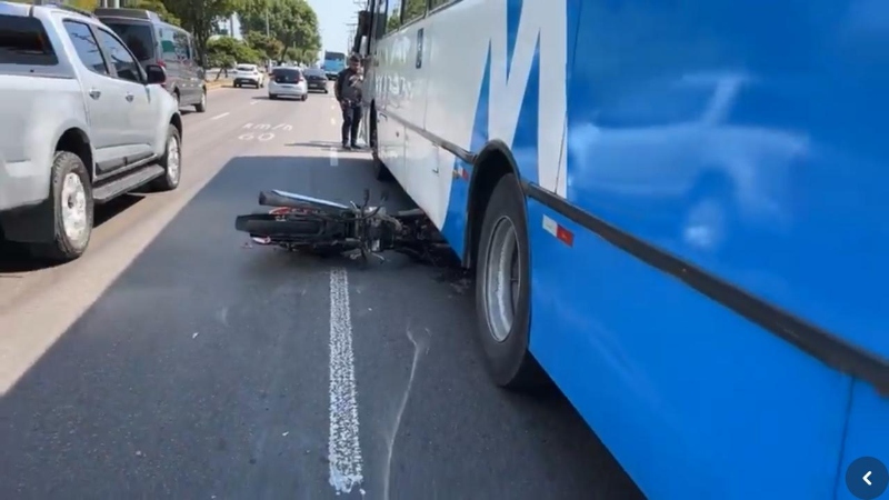 Mãe e filha vão para debaixo de ônibus na Torquato Tapajós; veja vídeo