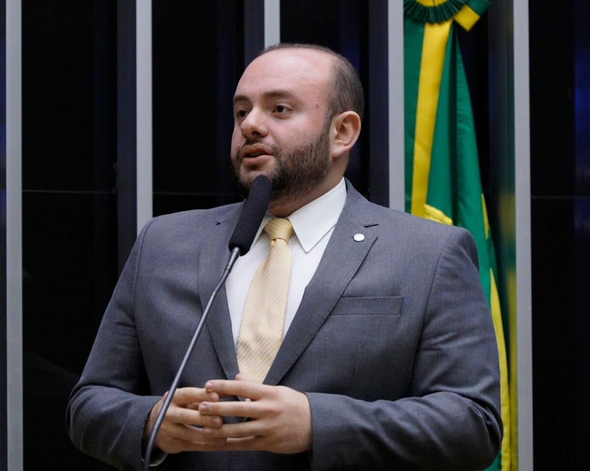 Deputado Fausto Santos Júnior defende advogada insultada por promotor