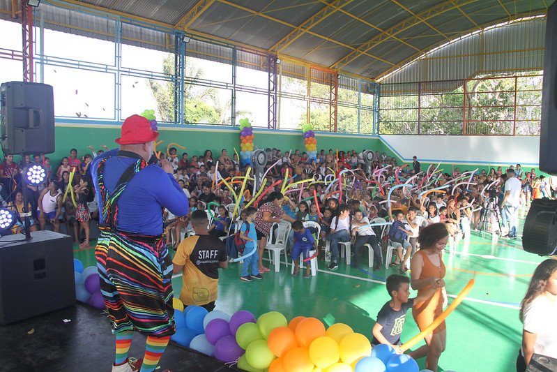 Projeto ‘Circo na Escola’ encanta alunos e moradores do bairro Colônia Antônio Aleixo
