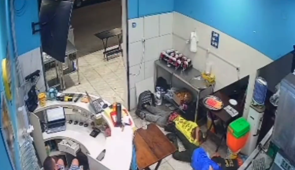 Clientes e funcionários de restaurante vivem momentos de terror durante assalto no Educandos; veja vídeo