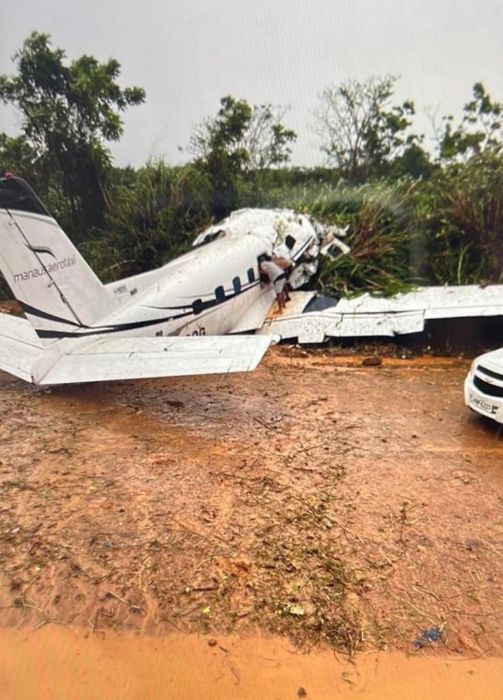 URGENTE: avião cai e mat4 mais de 10 turistas americanos em Barcelos, no Amazonas