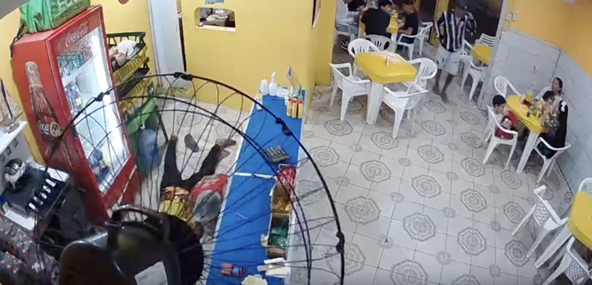 Criminosos arm4dos roubam lanchonete e deixa clientes e funcionários em pânico em Manaus