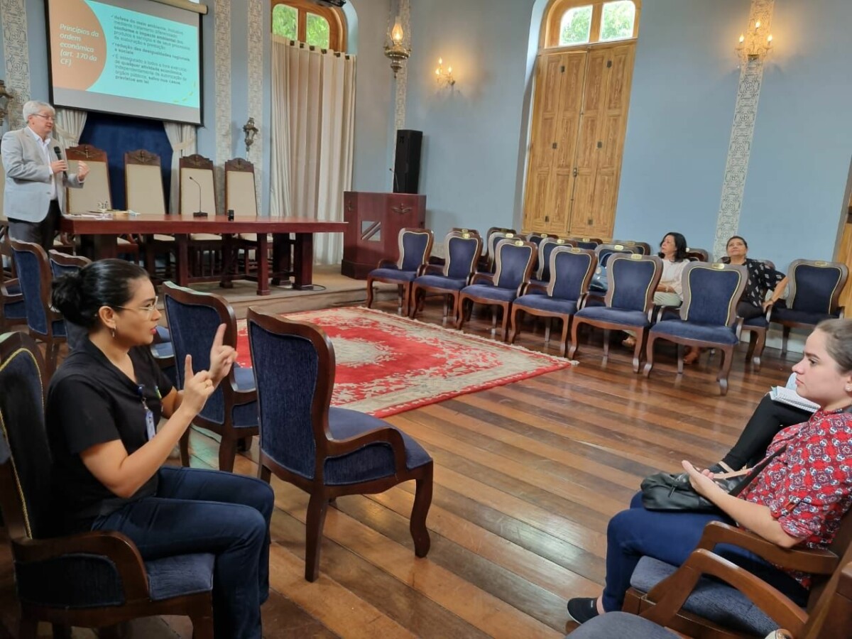 UEA divulga inscrições para 200 vagas no curso de Libras