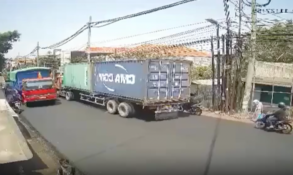 Veja momento que motoqueiro é esmag4d0 por carreta enquanto ia para o trabalho