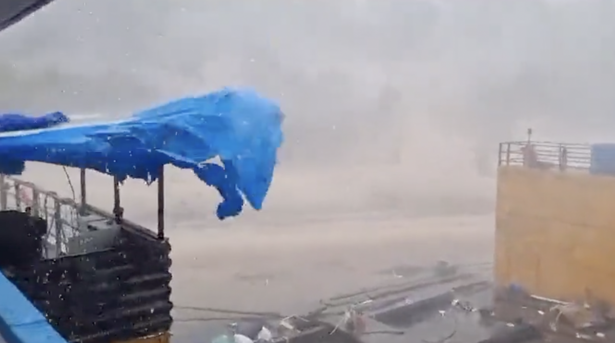 Urgente: barcos e flutuantes são arrastados durante forte temporal em Manaus; veja vídeos