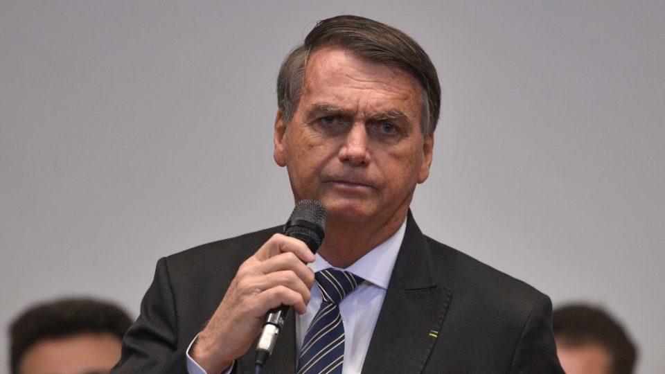 Bolsonaro passa mal e é internado em hospital de Brasília