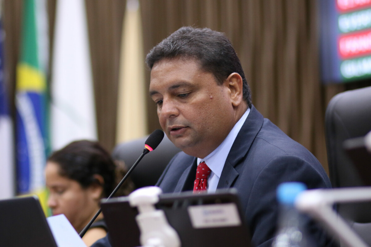 PL de Caio André, que torna obrigatória oferta de assentos adaptados para alunos obesos, avança na CMM