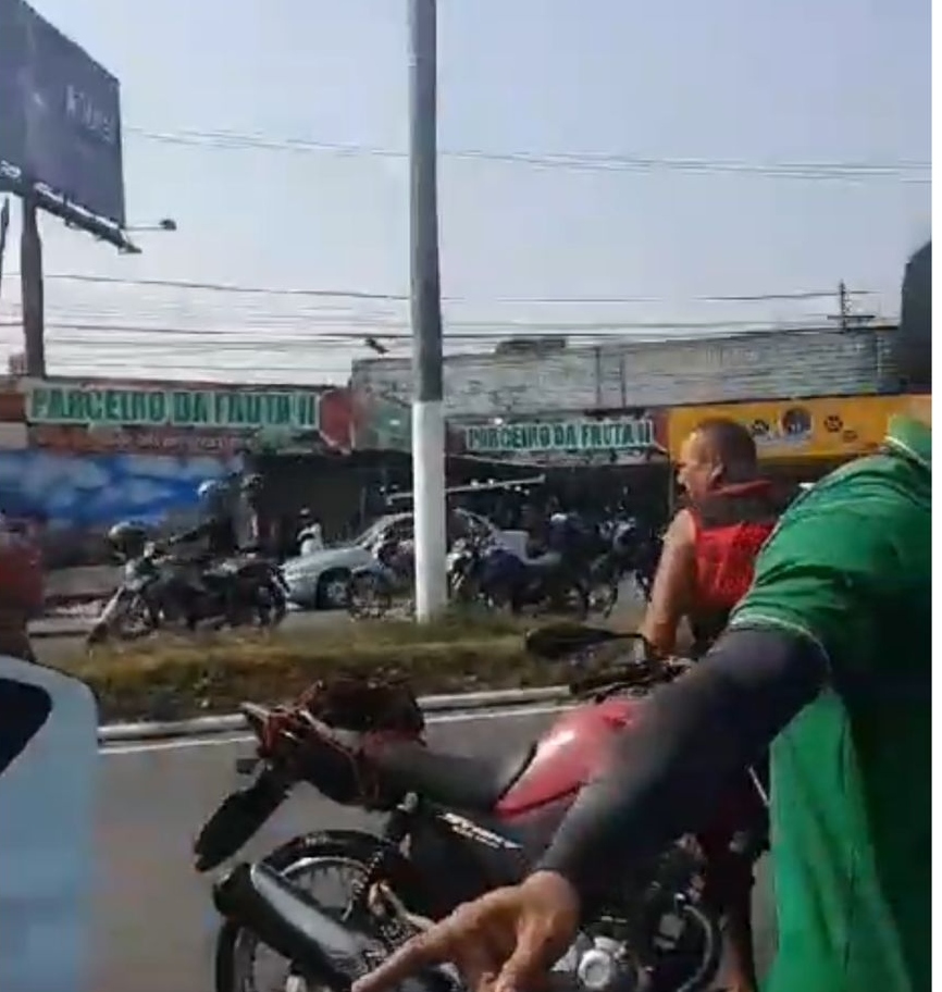 Grave acidente deixa trânsito congestionado na Max Teixeira; veja vídeo