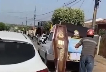 ‘O pai do ano’: dono de funerária se enterra para não pagar pensão; veja o vídeo