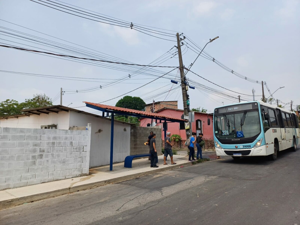 Prefeitura de Manaus implanta ponto de ônibus e prioriza o conforto dos usuários