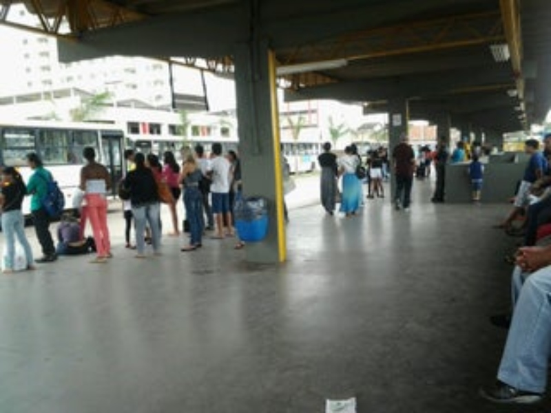 “Fritou os neurônios”: morrendo de calor, mulher surta e decide desfilar completamente pel4d4; veja vídeo