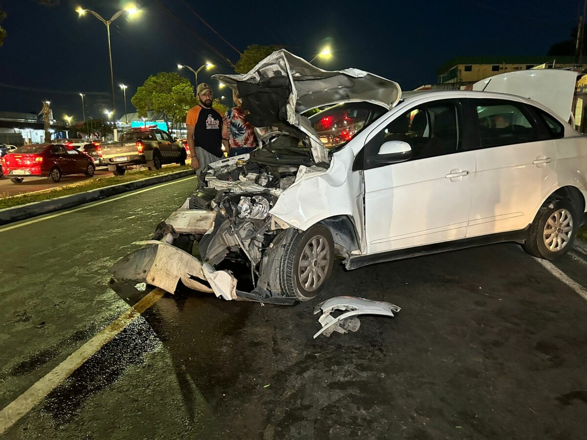 Dupla de assalt4ntes provoca acidente durante perseguição, após roubo de carro na Cidade Nova; veja vídeo