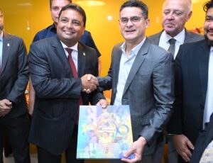 Prefeito David Almeida entrega relatório de 1.000 dias de gestão na Câmara Municipal de Manaus