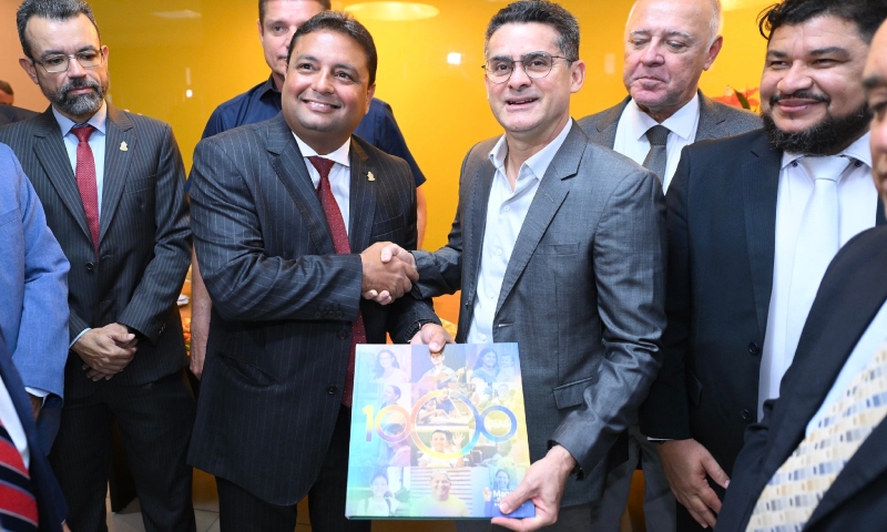 Prefeito David Almeida entrega relatório de 1.000 dias de gestão na Câmara Municipal de Manaus