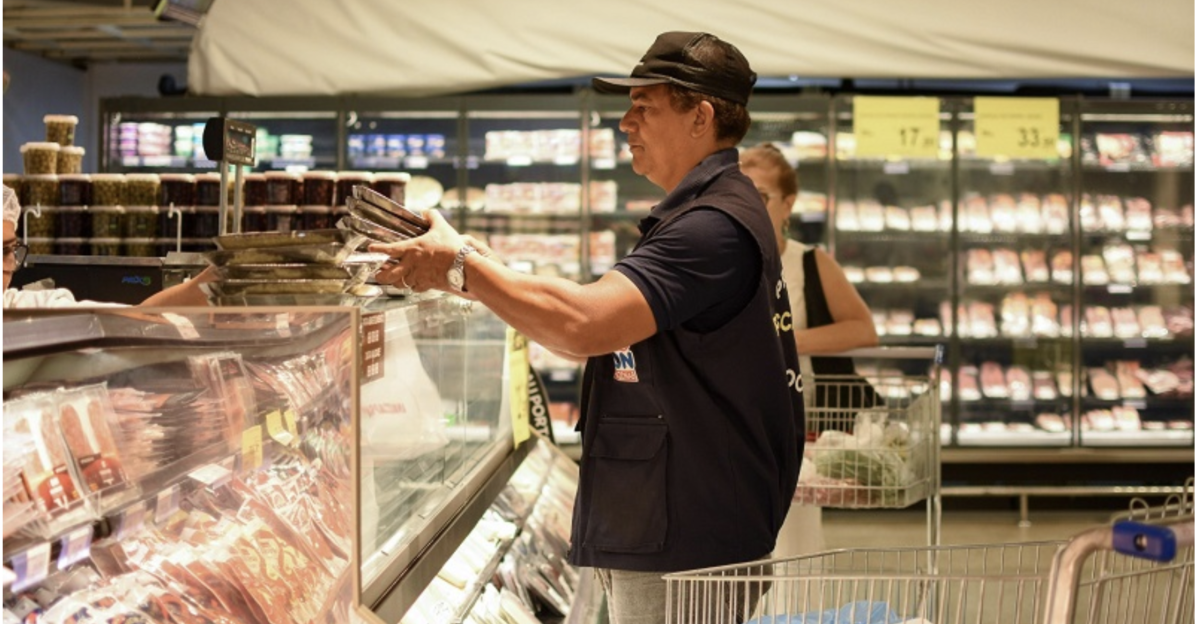 Carrefour da Djalma é obrigado a jogar quase 26 kg de produtos estragados e com validade ilegível