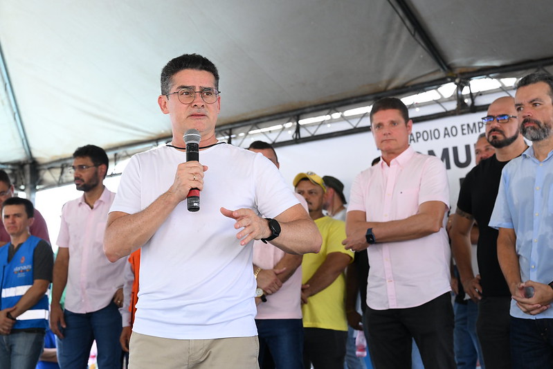 Prefeito entrega embarcações e motores para comunidades rurais afetadas pela seca