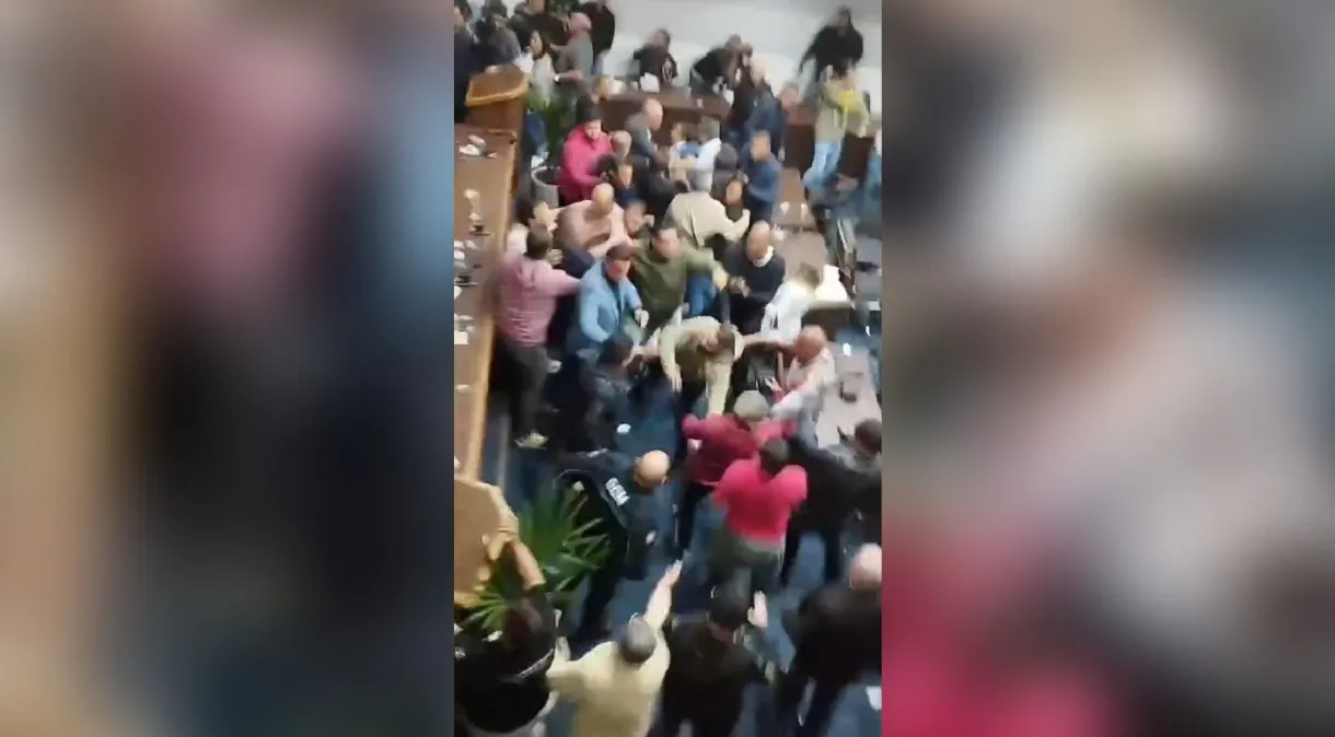 Casa da mãe joana: vereadores rasgam regimento interno e saem no s0co e pont4pés; veja vídeo