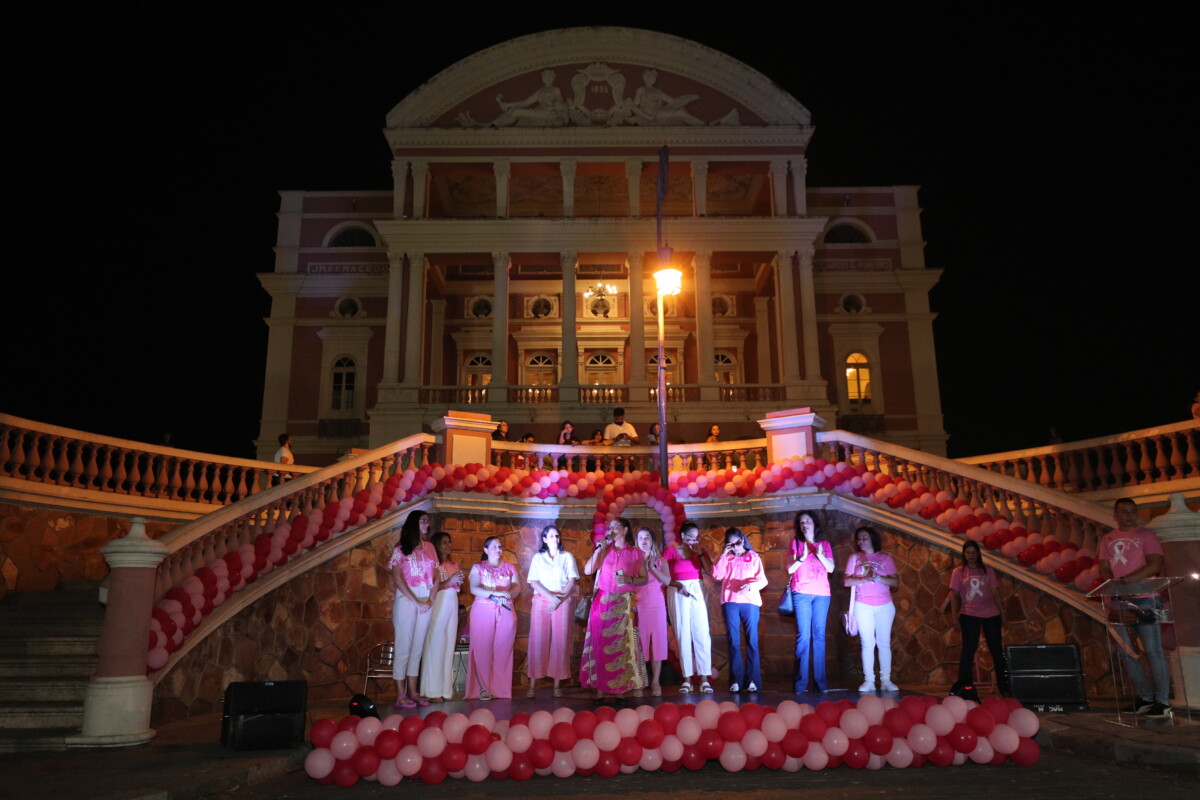 Governo do Estado abre o Outubro Rosa iluminando o Teatro Amazonas