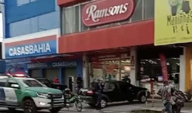Urgente: assaltantes fazem clientes e funcionários de reféns na Ramsons do Manôa; veja video