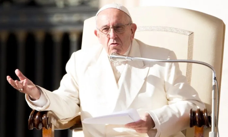 Papa sugere que Igreja Católica poderia abençoar casais do mesmo sexo