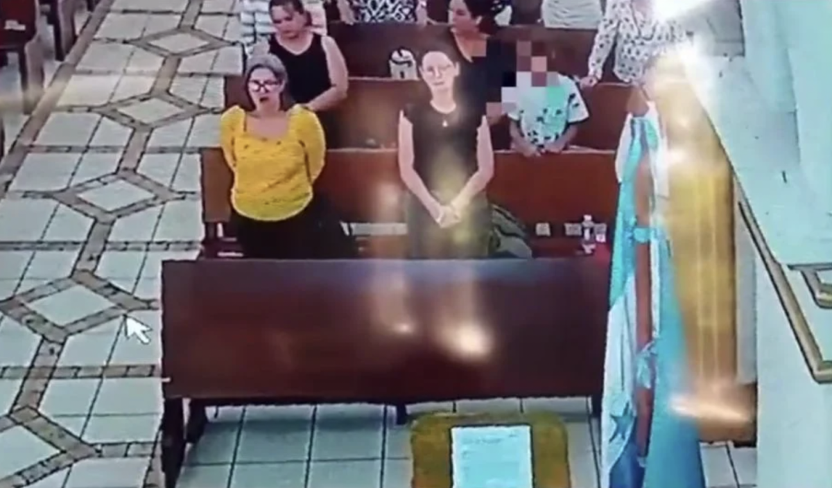Absurdo: mãe e filha são flagradas furtando ‘irmã’ durante missa; veja vídeo