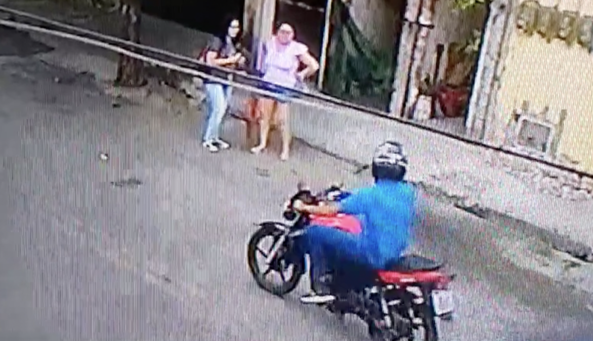 Em plena luz do dia: mãe entra em desespero ao assistir filha levando t1r0 durante assalto; veja vídeo