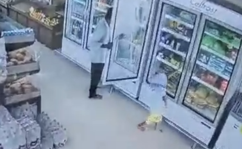 Tragédia: menina m0rre eletr0cutad4 ao abrir geladeira de supermercado; veja
