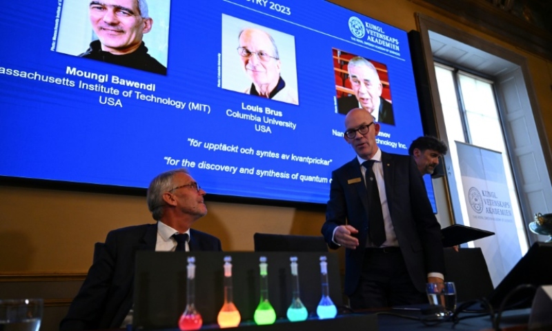 Trio de cientistas leva Nobel por pesquisa sobre pontos quânticos