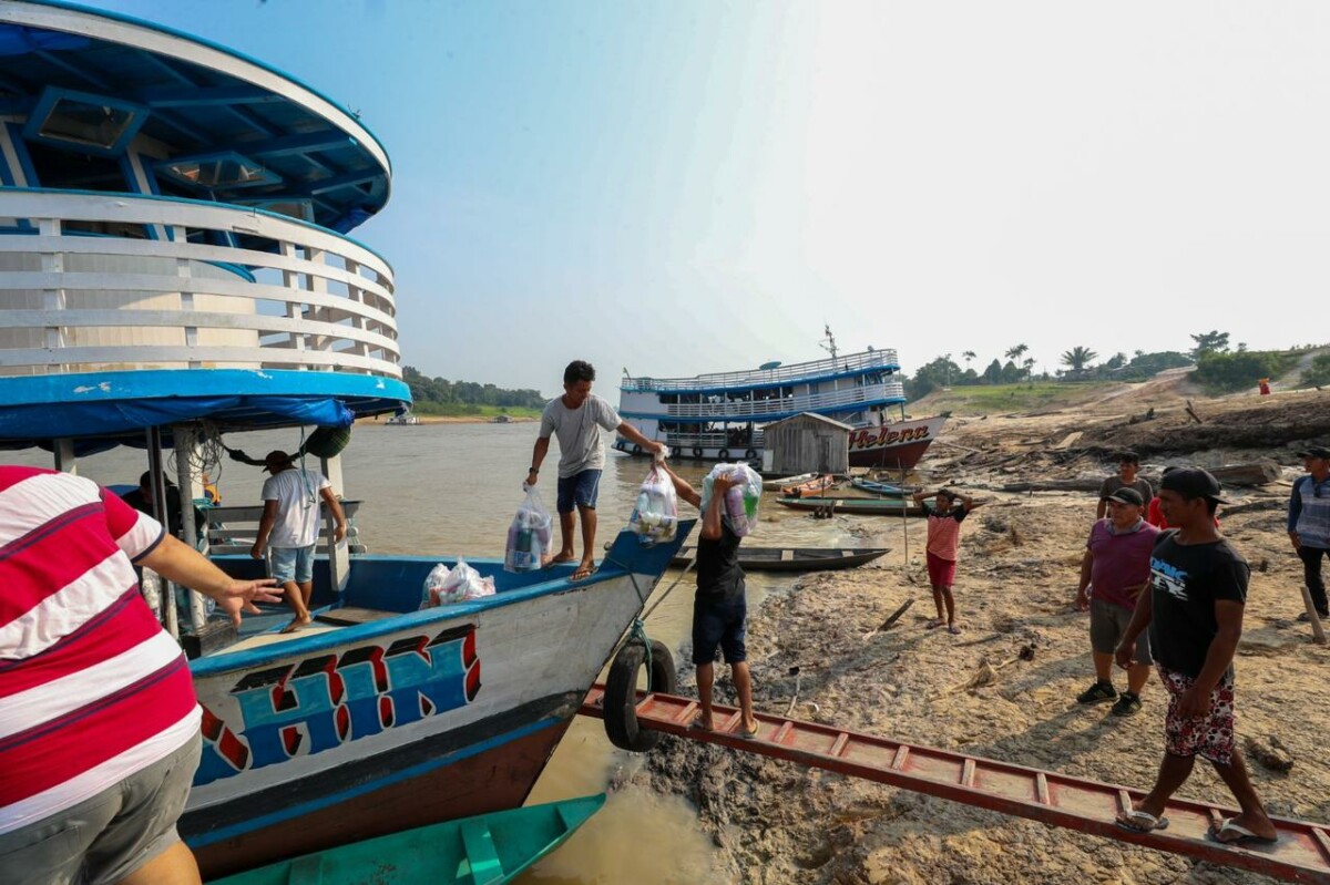 Governo do Amazonas segue com atendimentos a famílias atingidas por desbarrancamento em Beruri