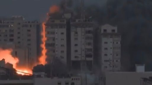 Guerra Israel-Palestina: prédio desaba após ser atingido por bombardeio em Gaza; veja vídeo