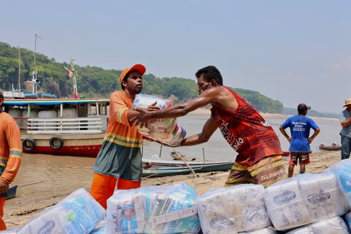 Solidariedade em tempos de seca: ribeirinhos recebem ajuda com água potável e cestas básicas