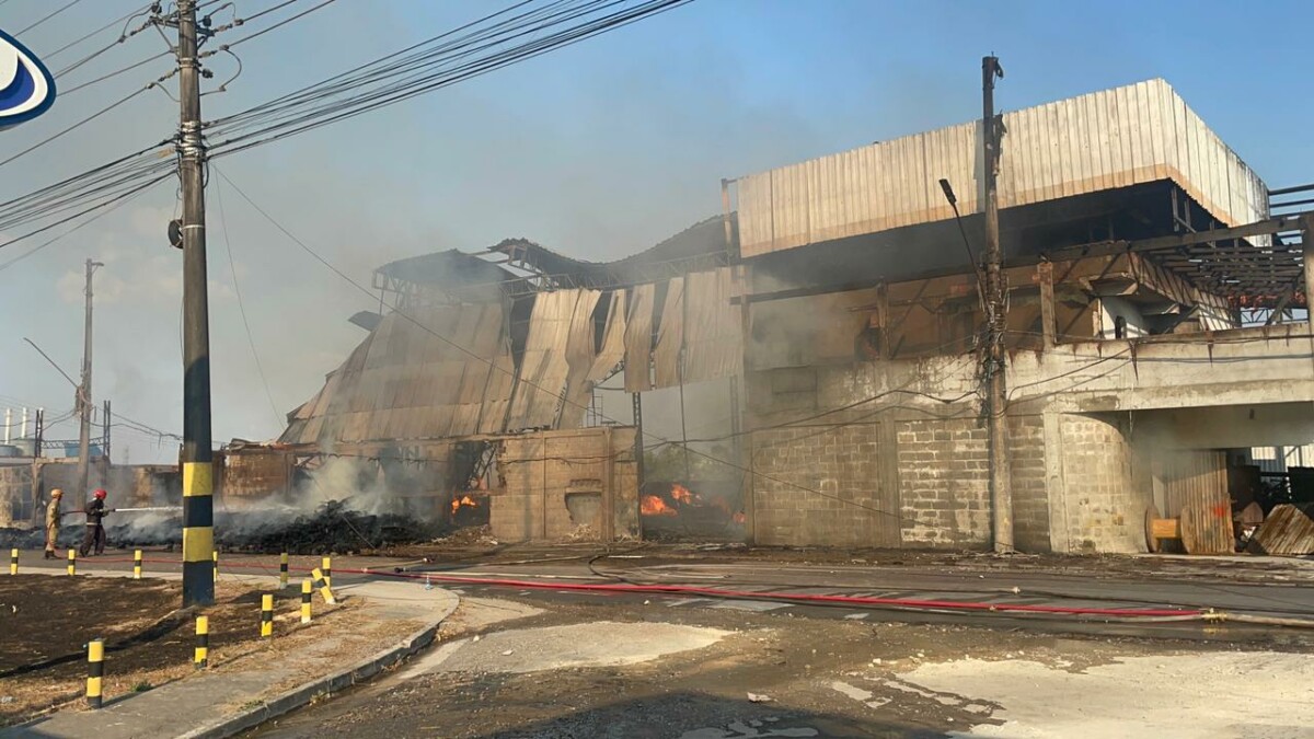 Incêndio de grandes proporções atinge fábrica no Jardim Mauá, em Manaus; veja vídeos