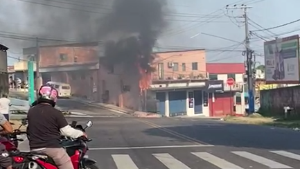 Poste pega fogo e assusta moradores no bairro Cidade de Deus; veja vídeos