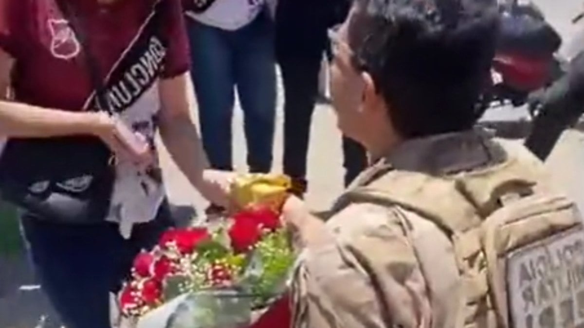 Policial que pediu menor de idade em casamento em frente à escola será investigado