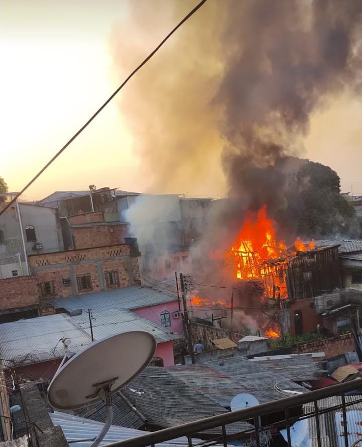 URGENTE: incêndio atinge e destrói casas no bairro Petrópolis; veja vídeo