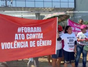 Protesto em frente ao TCE-AM pede afastamento do conselheiro Ari Moutinho; veja vídeo