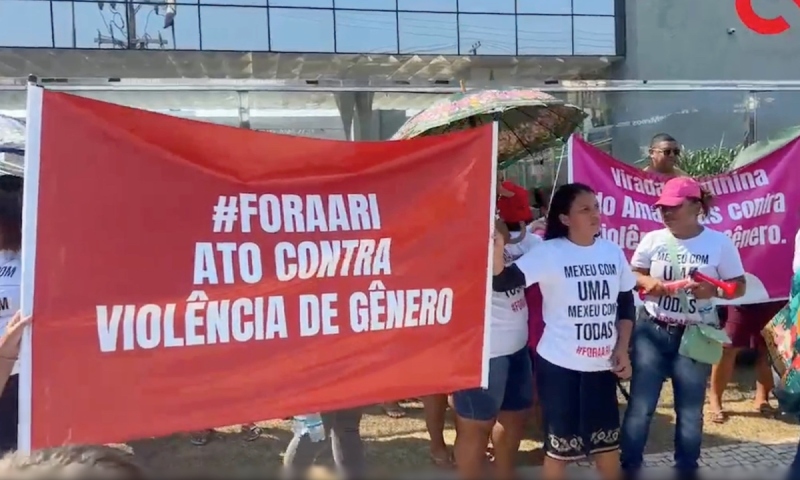 Protesto feminino em frente ao TCE-AM pede ‘FORA Ari Moutinho’; veja vídeo