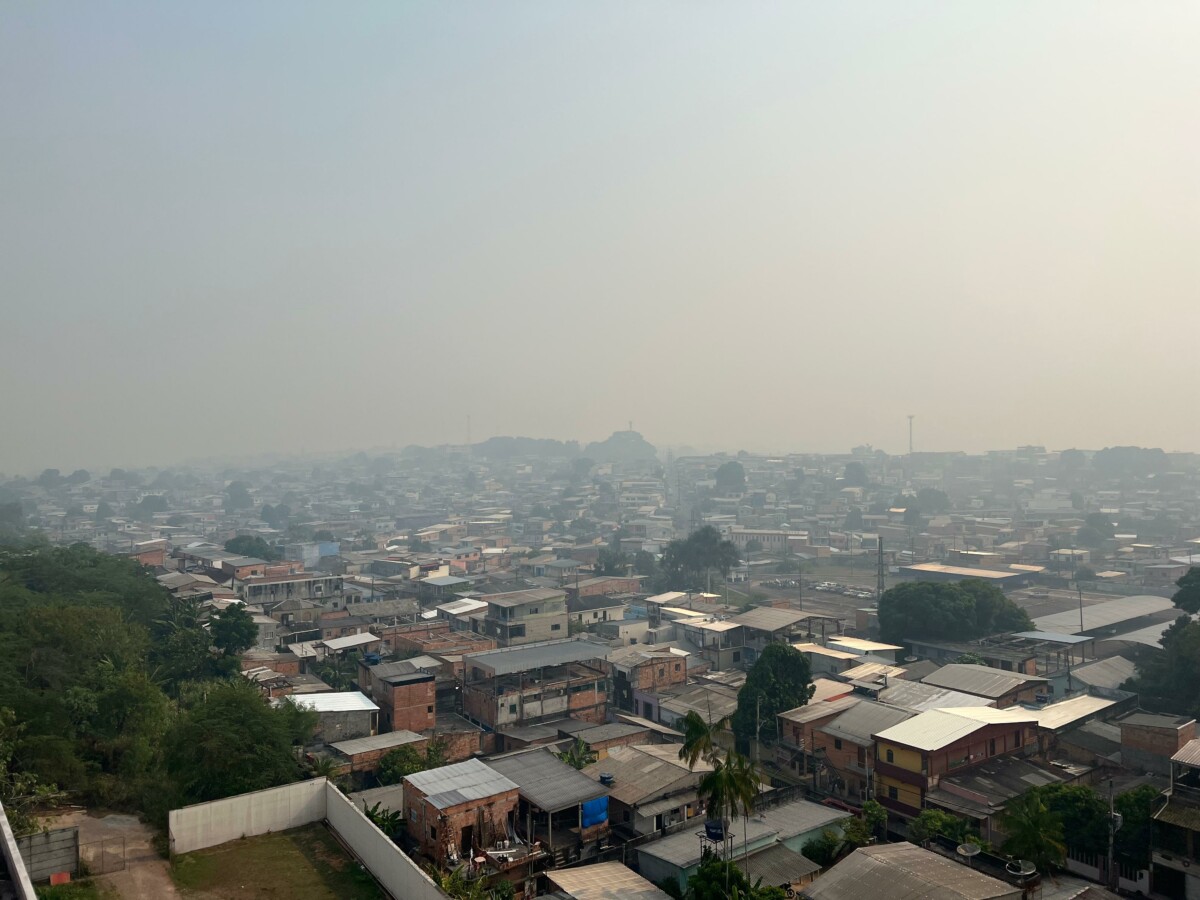 Manaus fica tomada por fumaça nesta quarta-feira (11) e população sofre até para respirar; veja vídeo