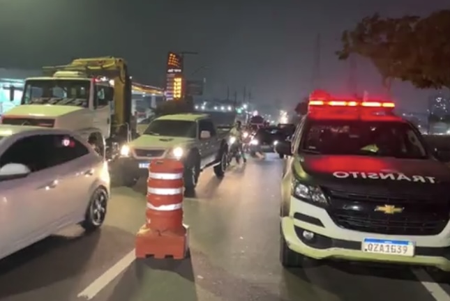 Casal é arremessad0 de motocicleta durante grave acidente na av. das Torres