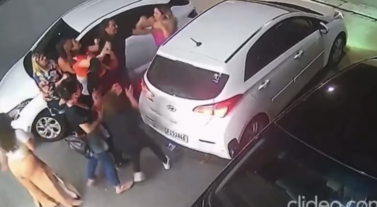 ‘Eu vi primeiro!’: mulher surta e atropel4 várias pessoas durante brig4 por vaga de estacionamento; veja