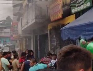 URGENTE: moradores tentam apagar incêndio no Centro de Manaus; veja vídeo