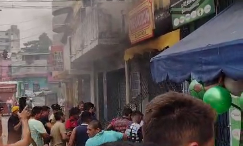 URGENTE: moradores tentam apagar incêndio no Centro de Manaus; veja vídeo