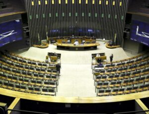 Saiba quem são os deputados Federais do AM que mais faltam em Brasília; veja