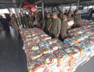 Marinha do Brasil transporta cestas básicas para os municípios afetados pela seca no Alto Solimões