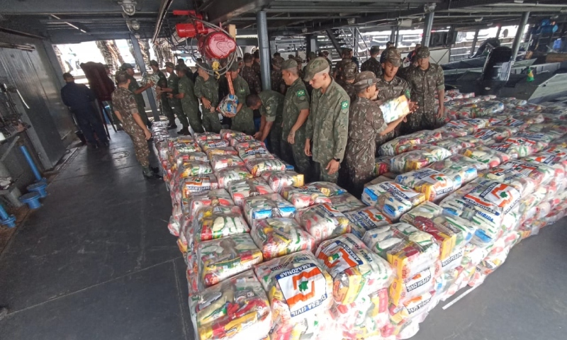 Marinha do Brasil transporta cestas básicas para os municípios afetados pela seca no Alto Solimões