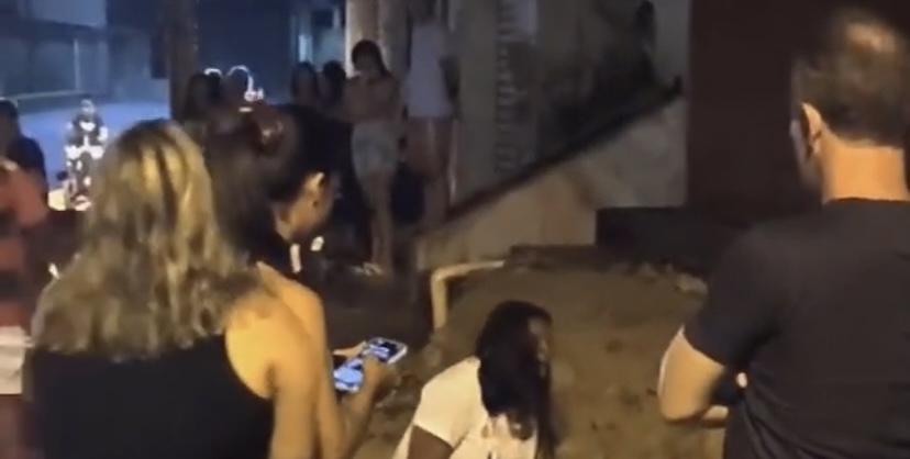 Mãe passa mal ao ver que filho de apenas 15 an0s foi assassin4d0; veja vídeo