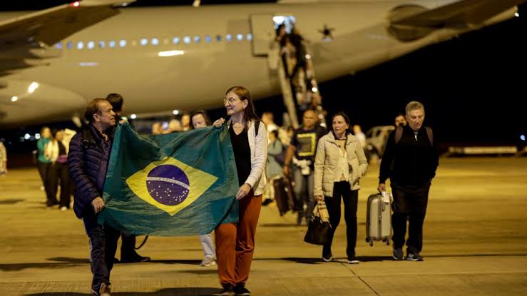 Guerra em Israel: 5º avião com passageiros resgatados chega no Brasil