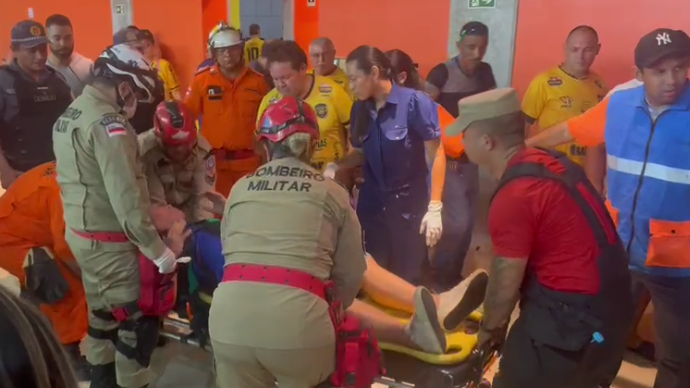 URGENTE: torcedor do Amazonas FC sai carregado da Arena da Amazônia; veja vídeos